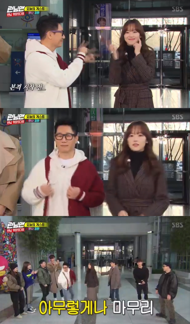 Running Man Kang Han-Na Ji Suk-jin laughed at Zico No Song Challenge Lindsey Vonn.In the SBS entertainment program Running Man broadcasted on the afternoon of the 16th, Actor Kang Han-Na and comedian Heo Kyung-hwan appeared as guests and performed Running Countdown race.A search battle took place ahead of a full-scale race.Kang Han-Na became a top model on the No Song challenge Lindsey Vonn, and Ji Suk-jin, who recently posted a No Song challenge on his SNS, became a top model.The two danced with stiff limbs at the same time as they started No Song, and they made a laughing noise around them.Ji Suk-jin as well as Kang Han-Na added a laugh after brazenly dancing, swinging and turning their arms in stiff gestures.The cast laughed at the two dances, saying its a mess, and Yoo Jae-Suk admired that Kang Han-Na and Ji Suk-jin Chemie really fit well.