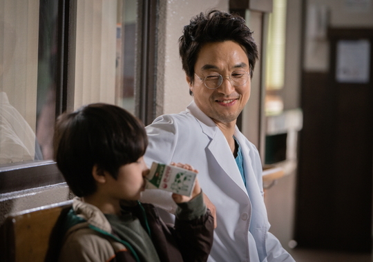 SBS Romantic Doctor Kim Sabu 2 Han Suk-kyu gives a warm heart to hand out romantic Smile to the child Jung Hyun-joon who appeared in SEK.Romantic Doctor Kim Sabu 2 is a real doctor story that takes place in the background of a poor stone wall hospital in the province.For the sixth consecutive week, he has been ranked # 1 in the same time zone in the metropolitan area - the whole country - 2049 TV viewer ratings, winning the TV viewer ratings triple crown, and is proudly dismissing the power of the Wolhwa Anbang Theater, which has no opponents to fight.In particular, Romantic Doctor Kim Sabu 2 is overwhelming the house theater by synergizing the story development that gives actors such as Han Suk-kyu - Lee Sung-kyung - Ahn Hyo-seop - Jin Kyung - Lim Won-hee - Byun Woo-min and the performance that gives delicate emotions.In the 13th episode to be broadcast on February 17, Han Suk-kyu is expected to give a solid impression by flying the reverse Smile toward his patient son (Jung Hyun-joon) while putting down his cold charisma for a while.In the play, Han Suk-kyu approached the patients son watching his fathers room and talked to him.Kim Sabu is surprised while talking to his child, but he looks at the child with a warm and friendly smile as if he was disarmed.As Kim Sa-bus expression of a reversal, which warmly wraps up the patients child from one side of Doldam Hospital, which is fiercely involved in dealing with emergency patients, is revealed, the two peoples Hunhun Two Shot is raising expectations about what kind of picture it will be.Han Suk-kyus Smile, a gentle master scene was filmed at Yongin set in Gyeonggi Province in February.In this scene, Jung Hyun-joon, a child of the film parasite, who won the Academys four gold medals, appeared in SEK.As soon as I saw Chung Hyun-joon, who was clear and smart, Han Suk-kyu praised him for you are really handsome, and naturally talked to him and created a comfortable atmosphere and touched Jung Hyun-joon, who was somewhat nervous.Moreover, when the filming began, Han Suk-kyu warmly cared for Jung Hyun-joon and paid attention to the careful part.When I watched Jung Hyun-joon, who continued to perform well, and made a smile full of stretched faces, I impressed those who saw it as a gentle romantic mentor, such as explaining the scene.Im worried about the patients child as well as the injured patient, and the human beauty of Kim Sa-bu shines, said Samhwa Networks, a production company. I want you to expect the acting of Chung Hyun-joon, a child who made a strong impression on parasites, he said.hwang hye-jin