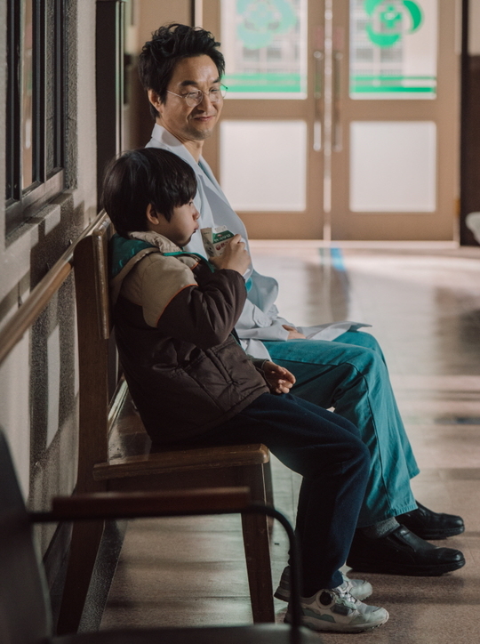 SBS Romantic Doctor Kim Sabu 2 Han Suk-kyu gives a warm heart to hand out romantic Smile to the child Jung Hyun-joon who appeared in SEK.Romantic Doctor Kim Sabu 2 is a real doctor story that takes place in the background of a poor stone wall hospital in the province.For the sixth consecutive week, he has been ranked # 1 in the same time zone in the metropolitan area - the whole country - 2049 TV viewer ratings, winning the TV viewer ratings triple crown, and is proudly dismissing the power of the Wolhwa Anbang Theater, which has no opponents to fight.In particular, Romantic Doctor Kim Sabu 2 is overwhelming the house theater by synergizing the story development that gives actors such as Han Suk-kyu - Lee Sung-kyung - Ahn Hyo-seop - Jin Kyung - Lim Won-hee - Byun Woo-min and the performance that gives delicate emotions.In the 13th episode to be broadcast on February 17, Han Suk-kyu is expected to give a solid impression by flying the reverse Smile toward his patient son (Jung Hyun-joon) while putting down his cold charisma for a while.In the play, Han Suk-kyu approached the patients son watching his fathers room and talked to him.Kim Sabu is surprised while talking to his child, but he looks at the child with a warm and friendly smile as if he was disarmed.As Kim Sa-bus expression of a reversal, which warmly wraps up the patients child from one side of Doldam Hospital, which is fiercely involved in dealing with emergency patients, is revealed, the two peoples Hunhun Two Shot is raising expectations about what kind of picture it will be.Han Suk-kyus Smile, a gentle master scene was filmed at Yongin set in Gyeonggi Province in February.In this scene, Jung Hyun-joon, a child of the film parasite, who won the Academys four gold medals, appeared in SEK.As soon as I saw Chung Hyun-joon, who was clear and smart, Han Suk-kyu praised him for you are really handsome, and naturally talked to him and created a comfortable atmosphere and touched Jung Hyun-joon, who was somewhat nervous.Moreover, when the filming began, Han Suk-kyu warmly cared for Jung Hyun-joon and paid attention to the careful part.When I watched Jung Hyun-joon, who continued to perform well, and made a smile full of stretched faces, I impressed those who saw it as a gentle romantic mentor, such as explaining the scene.Im worried about the patients child as well as the injured patient, and the human beauty of Kim Sa-bu shines, said Samhwa Networks, a production company. I want you to expect the acting of Chung Hyun-joon, a child who made a strong impression on parasites, he said.hwang hye-jin