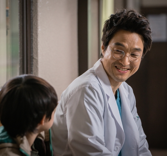 SBS Romantic Doctor Kim Sabu 2 Han Suk-kyu gives a warm heart to hand out romantic Smile to the child Jung Hyun-joon who appeared in SEK.Romantic Doctor Kim Sabu 2 is a real doctor story that takes place in the background of a poor stone wall hospital in the province.For the sixth consecutive week, he has been ranked # 1 in the same time zone in the metropolitan area - the whole country - 2049 TV viewer ratings, winning the TV viewer ratings triple crown, and is proudly dismissing the power of the Wolhwa Anbang Theater, which has no opponents to fight.In particular, Romantic Doctor Kim Sabu 2 is overwhelming the house theater by synergizing the story development that gives actors such as Han Suk-kyu - Lee Sung-kyung - Ahn Hyo-seop - Jin Kyung - Lim Won-hee - Byun Woo-min and the performance that gives delicate emotions.In the 13th episode to be broadcast on February 17, Han Suk-kyu is expected to give a solid impression by flying the reverse Smile toward his patient son (Jung Hyun-joon) while putting down his cold charisma for a while.In the play, Han Suk-kyu approached the patients son watching his fathers room and talked to him.Kim Sabu is surprised while talking to his child, but he looks at the child with a warm and friendly smile as if he was disarmed.As Kim Sa-bus expression of a reversal, which warmly wraps up the patients child from one side of Doldam Hospital, which is fiercely involved in dealing with emergency patients, is revealed, the two peoples Hunhun Two Shot is raising expectations about what kind of picture it will be.Han Suk-kyus Smile, a gentle master scene was filmed at Yongin set in Gyeonggi Province in February.In this scene, Jung Hyun-joon, a child of the film parasite, who won the Academys four gold medals, appeared in SEK.As soon as I saw Chung Hyun-joon, who was clear and smart, Han Suk-kyu praised him for you are really handsome, and naturally talked to him and created a comfortable atmosphere and touched Jung Hyun-joon, who was somewhat nervous.Moreover, when the filming began, Han Suk-kyu warmly cared for Jung Hyun-joon and paid attention to the careful part.When I watched Jung Hyun-joon, who continued to perform well, and made a smile full of stretched faces, I impressed those who saw it as a gentle romantic mentor, such as explaining the scene.Im worried about the patients child as well as the injured patient, and the human beauty of Kim Sa-bu shines, said Samhwa Networks, a production company. I want you to expect the acting of Chung Hyun-joon, a child who made a strong impression on parasites, he said.hwang hye-jin
