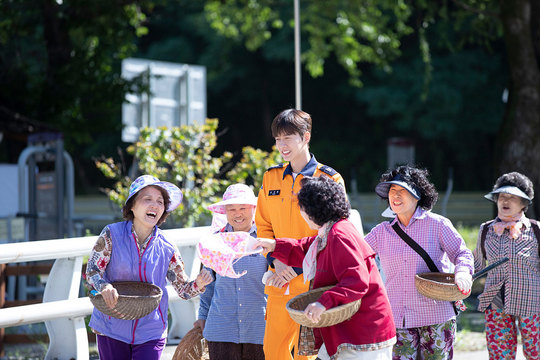 Park Hae-jin, who is meeting with viewers with Kang San-hyuk, the main character of KBS 2TV drama Forest, became the Idol of the local residents.Every filming spot has a crowd of spectators to see Park Hae-jin, and the atmosphere of a warm shooting scene continues.Forest is a work that depicts the contents of the characters with realistic desires healing the wounds of their hearts with their unhappiness memories in the space of Forest and realizing the essence of happiness.Park Hae-jin played the role of M & A specialist Kang San-hyuk, a cool perfectionist.Sanhyuk then infiltrates 119 special rescue workers at the end of twists and turns, revealing his pure passion to save people more than any purpose consciousness.Park Hae-jin, who has transformed perfectly as a firefighter, is in the spotlight.This scene is approached by Kang San-hyuk in the play to find out the previous incidents that occurred with fire safety as a bait to the residents of the neighborhood. The residents are cheering for Kang San-hyuks beautiful appearance and are gods who are friendly to Kang San-hyuk.The still cut, which was released, showed the residents surrounding the mountain revolution laughing and hurrying to him.Actually, this scene was filmed in a village in Taebaek, Gangwon Province, and it is said that the scene atmosphere was warm enough to know whether it was actual or acting because many people gathered at the filming site.In particular, Park Hae-jin, who smiles in firefighter uniforms, is attracting more attention because of the innocence of the boy.A drama official said, Park Hae-jin actor is a firefighter suit that looks like a real firefighter, and when he appears, he feels like a bright energy with a beautiful appearance.kim myeong-mi