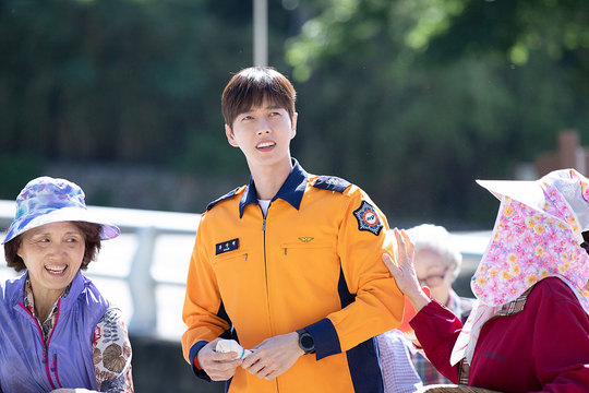 Park Hae-jin, who is meeting with viewers with Kang San-hyuk, the main character of KBS 2TV drama Forest, became the Idol of the local residents.Every filming spot has a crowd of spectators to see Park Hae-jin, and the atmosphere of a warm shooting scene continues.Forest is a work that depicts the contents of the characters with realistic desires healing the wounds of their hearts with their unhappiness memories in the space of Forest and realizing the essence of happiness.Park Hae-jin played the role of M & A specialist Kang San-hyuk, a cool perfectionist.Sanhyuk then infiltrates 119 special rescue workers at the end of twists and turns, revealing his pure passion to save people more than any purpose consciousness.Park Hae-jin, who has transformed perfectly as a firefighter, is in the spotlight.This scene is approached by Kang San-hyuk in the play to find out the previous incidents that occurred with fire safety as a bait to the residents of the neighborhood. The residents are cheering for Kang San-hyuks beautiful appearance and are gods who are friendly to Kang San-hyuk.The still cut, which was released, showed the residents surrounding the mountain revolution laughing and hurrying to him.Actually, this scene was filmed in a village in Taebaek, Gangwon Province, and it is said that the scene atmosphere was warm enough to know whether it was actual or acting because many people gathered at the filming site.In particular, Park Hae-jin, who smiles in firefighter uniforms, is attracting more attention because of the innocence of the boy.A drama official said, Park Hae-jin actor is a firefighter suit that looks like a real firefighter, and when he appears, he feels like a bright energy with a beautiful appearance.kim myeong-mi