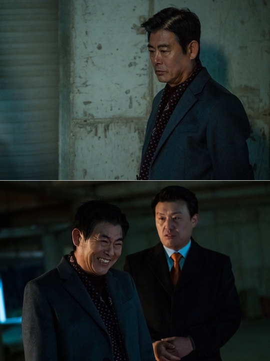 Sung Dong-il begins to move directly, doubling the eerieness.On February 17, TVNs monthly drama How (played by Yeon Sang-ho/directed by Kim Yong-wan) released the intense drama and dramatic visuals of Sung Dong-il (played by Jin Jong-hyun), the evil ghost who wrote the mask of man, on and off the evil ghost The Switch.In the second episode of How, Jin Jong-hyun (Sung Dong-il) was in anxiety when he saw a bizarre body photo that could not identify the shape of Kim Joo-hwan (Choi Byung-mo), who was in a close relationship with his company.Jin Jong-hyun, through his spiritual assistant Jin Kyeong, recounted the memories of Kim Joo-hwan, who died in Good, and chased the main culprit of How and caused tension to rise.Jin Kyeong noticed the existence of Baek So-jin (stop station) and predicted a rush to catch him, raising the interest index of viewers.Sung Dong-il in the public steel turns on the Switch and overwhelms the gaze with the dramatic and dramatic visuals.He is showing the true color of evil that appeared in the scene of the incident as expressionless.The smile of Sung Dong-il, who is smirking as if he is going to breathe, is a creep that makes the back of the viewer.In the three preliminary videos released among them, Park Sung-il and Choi Byung-mo were hinted at the occurrence of additional victims.Sung Dong-il began to chase Hows main culprit, saying, Where is the fountain pen lid?, and Uhm Ji-won was confused and warned someone strongly that he should not have it.The person who currently has the fountain pen lid is the husband of Uhm Ji-won (played by Lim Jin-hee) and the head of the strong team at Seodong Police Station, Jung Moon-sung (played by Jang Sung-joon).Moreover, Sung Dong-il has already killed Park Sung-il (played by Min Jeong-in), a former employee who accused his company Forest of internal corruption, and has become a concern of the future with the full-scale movement of Sung Dong-il.emigration site