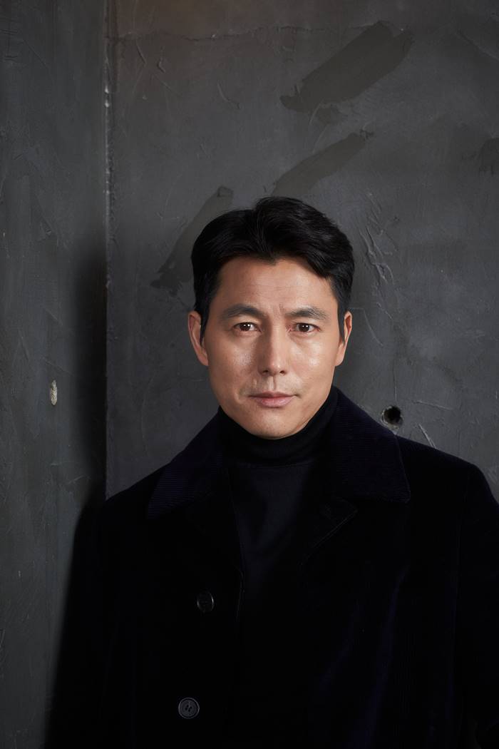 Actor Jung Woo-sung, 47, came back with a pullout: a crumpled shirt, a ragged head and a fussy, fussy character.Jung Woo-sung played Tae-Young, a port official who was in a swamp of Hantang, suffering from debt due to his lover who disappeared from the movie Animals (director Kim Yong-hoon).The Animals Who Want to Hold a Jeep, a film about the same novel by Japanese author Sone Kasuke, is a crime scene of ordinary humans planning the worst tang to take the last chance of their lives, a money bag, and recently received a judging panel award at the Film Festival.Jung Woo-sung said, The scenario was good. There was an actor named Jeon Do-yeon cast.I vaguely wished I could join an actor named Jeon Do-yeon. I cant find or do it.I had a vague idea that I wanted to try it together, but this was my chance. Thats the biggest reason.  I did not read the original, but I think it brought the advantage of the original.I can focus on human desires with the material of money bags, but I think I have a problem finding money bags, he said.Jung Woo-sung played a full-fledged Tae-Young and worried that the character would be on the rise.I wondered if it was a fuss when the Tae-Young appeared, what if it was floating.Personally, it was good that Tae-Youngs fuss was well settled as a character. Character, who shows the most humane figure, is only a middleman (played by Bae Sung-woo), not an evil person, but a troubled, conflicted, and inevitable Choices because of the urgency of reality.Tae-Young is not evil, but he was Choices like that. But I cant justify it.I do not know if we can see the situation and the Choices and we can do the Choices.But I needed to be able to give Tae-Young compassion, and I drew it as a character that gave me a laugh, so I exaggerated the loopholes in Tae-Young.Jung Woo-sung tried to plant a lot of hotness when he was reacting in the play, but he did not overdo it. The most important thing to be wary was excessive.I was fussing as I went up and up and overdone.What was the work with the expected Jeon Do-yeon?Jung Woo-sung said, It was great to see you. We are always colleagues, in the same industry, but we did not have a chance to talk.I wondered what he would look like while he was with Jeon Do-yeon this time. What has been established so far under the name of Jeon Do-yeon should have a love for the movie and a sense of responsibility for the scene.I was able to identify the attitude of a good colleague who was responsible for implementing the take with a strong sense of responsibility.I wanted you to be comfortable with me, to be a colleague of how you work on the field.It is important to draw the sympathy of Character and Character when each actor has a long career and has a world of his own, but I think proving that he is an actor in the field is also a factor that leads to the atmosphere of the field.It was a pleasant job to be in touch with Mr. Jeon Do-yeon in that part.  (Continue on Interview2