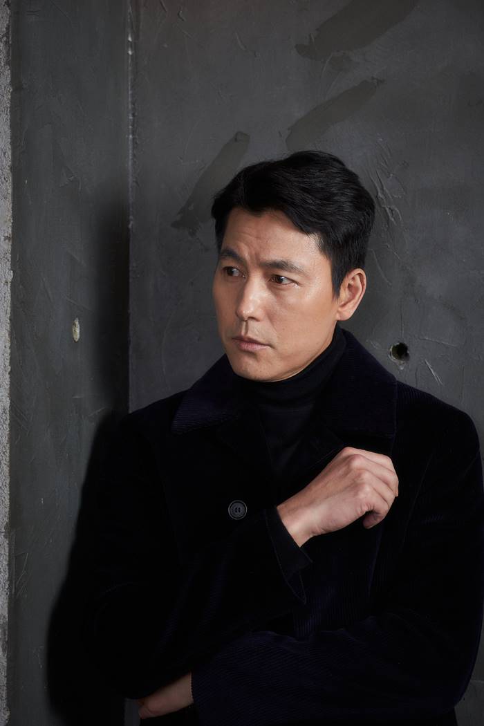 Actor Jung Woo-sung, 47, came back with a pullout: a crumpled shirt, a ragged head and a fussy, fussy character.Jung Woo-sung played Tae-Young, a port official who was in a swamp of Hantang, suffering from debt due to his lover who disappeared from the movie Animals (director Kim Yong-hoon).The Animals Who Want to Hold a Jeep, a film about the same novel by Japanese author Sone Kasuke, is a crime scene of ordinary humans planning the worst tang to take the last chance of their lives, a money bag, and recently received a judging panel award at the Film Festival.Jung Woo-sung said, The scenario was good. There was an actor named Jeon Do-yeon cast.I vaguely wished I could join an actor named Jeon Do-yeon. I cant find or do it.I had a vague idea that I wanted to try it together, but this was my chance. Thats the biggest reason.  I did not read the original, but I think it brought the advantage of the original.I can focus on human desires with the material of money bags, but I think I have a problem finding money bags, he said.Jung Woo-sung played a full-fledged Tae-Young and worried that the character would be on the rise.I wondered if it was a fuss when the Tae-Young appeared, what if it was floating.Personally, it was good that Tae-Youngs fuss was well settled as a character. Character, who shows the most humane figure, is only a middleman (played by Bae Sung-woo), not an evil person, but a troubled, conflicted, and inevitable Choices because of the urgency of reality.Tae-Young is not evil, but he was Choices like that. But I cant justify it.I do not know if we can see the situation and the Choices and we can do the Choices.But I needed to be able to give Tae-Young compassion, and I drew it as a character that gave me a laugh, so I exaggerated the loopholes in Tae-Young.Jung Woo-sung tried to plant a lot of hotness when he was reacting in the play, but he did not overdo it. The most important thing to be wary was excessive.I was fussing as I went up and up and overdone.What was the work with the expected Jeon Do-yeon?Jung Woo-sung said, It was great to see you. We are always colleagues, in the same industry, but we did not have a chance to talk.I wondered what he would look like while he was with Jeon Do-yeon this time. What has been established so far under the name of Jeon Do-yeon should have a love for the movie and a sense of responsibility for the scene.I was able to identify the attitude of a good colleague who was responsible for implementing the take with a strong sense of responsibility.I wanted you to be comfortable with me, to be a colleague of how you work on the field.It is important to draw the sympathy of Character and Character when each actor has a long career and has a world of his own, but I think proving that he is an actor in the field is also a factor that leads to the atmosphere of the field.It was a pleasant job to be in touch with Mr. Jeon Do-yeon in that part.  (Continue on Interview2