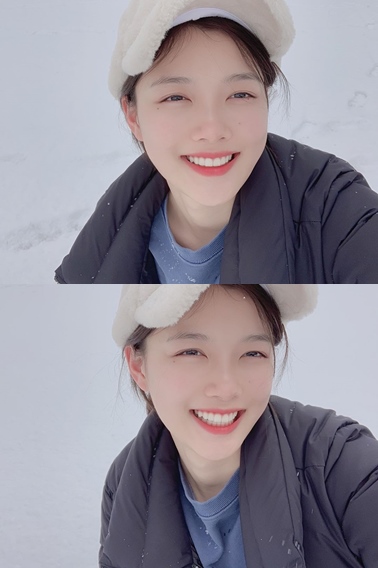 <p>Kim Yoo-jung is 17, his Instagram in the Snowy Road be carefulthat photo with the two showing.</p><p>The revealed picture, Kim Yoo-jung is white snow from top to stare into the camera and brighten with laughter. Kim Yoo-jungs bright and refreshing look Snowy Road catching.</p><p>Kim Yoo-jung is this year scheduled to premiere the movie 8 days of Nightstarring.</p>