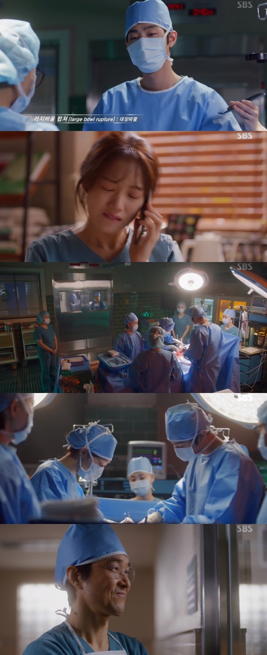 Romantic Doctor Kim Sabu 2 Lee Sung-kyung overcomes surgery NauseaIn the 13th episode of SBS monthly drama Romantic Doctor Kim Sabu 2 broadcasted on the 17th, Cha Eun-jae (Lee Sung-kyung) overcame the surgery Nausea.On this day, Seo Woo Jin knew that the surgery Nausea medicine that Cha Eun-jae had eaten was a digestive agent.Seo Woo Jin contacted Cha Eun-jae during the surgery and asked for help, and Cha Eun-jae said, What do you want to see again?I do not think I will be cool when I fall on the floor of the operating room. But Seao Woo Jin said, Dont worry, Ill run again, why are you so unconvinced, there are a few surgeries youve done in the meantime.But what are you still afraid of? In the end, Cha Eun-jae headed to the operating room and asked, Can not you catch this in GS? Seo Woo Jin said, So do not be afraid.I will back up whether you are overbreathing or running out on the floor, or falling on the floor. Cha Eun-jae overcame Nausea and succeeded in the operation safely.At this time, Kim Sabu (Han Seok-gyu) smiled while watching Cha Eun-jaes surgery outside the operating room.Photo = SBS Broadcasting Screen