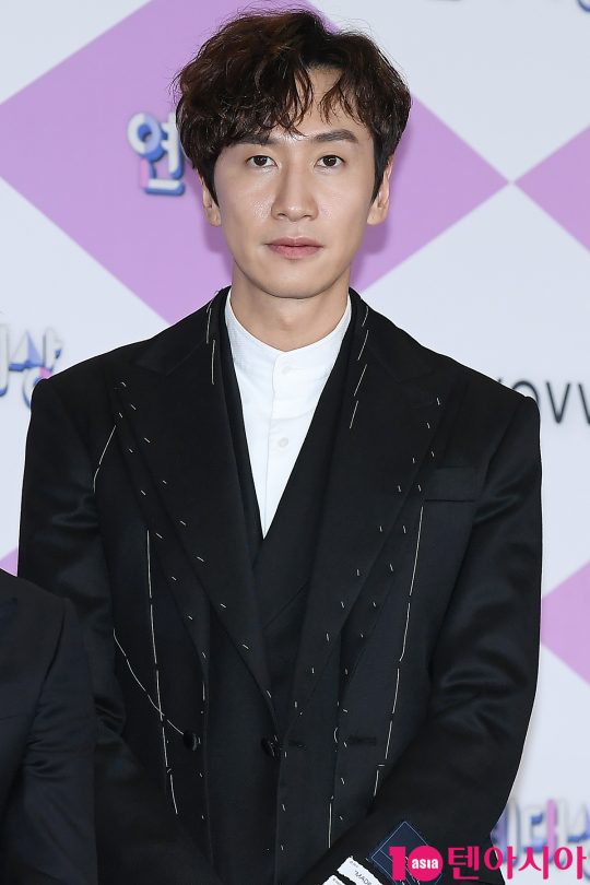 Actor Lee Kwang-soo was AcidedLee Kwang-soo, who was on his personal schedule on the afternoon of the 15th, was in contact with a signal violation vehicle, said King Kong by Starship, a subsidiary company.Lee Kwang-soo was examined at a nearby hospital after the accident; he was diagnosed with a right ankle fracture and is undergoing an Admission procedure and is being treated, according to his agency.I would like to ask you to understand that the scheduled schedule has been inevitably prevented from attending, said an agency official. We will continue to watch the progress for the time being and concentrate on treatment for recovery.Meanwhile, SBS Running Man side said, Lee Kwang-soo was caught by Acid and Boycott was on the recording of Running Man today.We will decide on the schedule after discussing it with our agency.Hello, King Kong by Starship.Lee Kwang-soo, who was on his way to a private schedule on Saturday afternoon, was in contact with a signal violation vehicle.A close examination at a nearby hospital led to a diagnosis of a right ankle fracture, and Lee Kwang-soo is currently undergoing an Admission procedure.I would like to ask you to understand that the schedule scheduled for this is inevitably not available, and I will continue to watch the progress for the time being and concentrate on treatment for recovery.