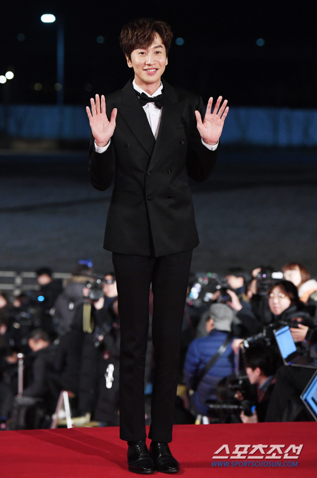 Actor Lee Kwang-soo will be on the show as an Acid and will be Boycott for the time being on Running Man recording.Lee Kwang-soo suffered an Acid and injured his ankle on Saturday, 15; fortunately, he did not suffer any major injuries elsewhere, but he is scheduled to undergo ankle surgery today (18th).Lee Kwang-soo was unable to participate in the Running Man filming on the day.A broadcasting official said, Due to injuries, I will not be able to shoot Running Man for the time being.Once surgery and recovery are the priority, it is expected to decide when to join the shooting after watching the recovery. It is true that I was Acident last week, but fortunately it is not a major injury, said an official at King Kong Entertainment. We will concentrate on restoring the ankle.Meanwhile, Lee Kwang-soo was well received by audiences last year for My Special Brother and Taja: One Eyed Jack.He starred in the reality disaster movie Sink Hall which is released this year.He has been active in the longevity entertainment Running Man and has been nicknamed Prince of Asia and has gained great popularity throughout Asia.