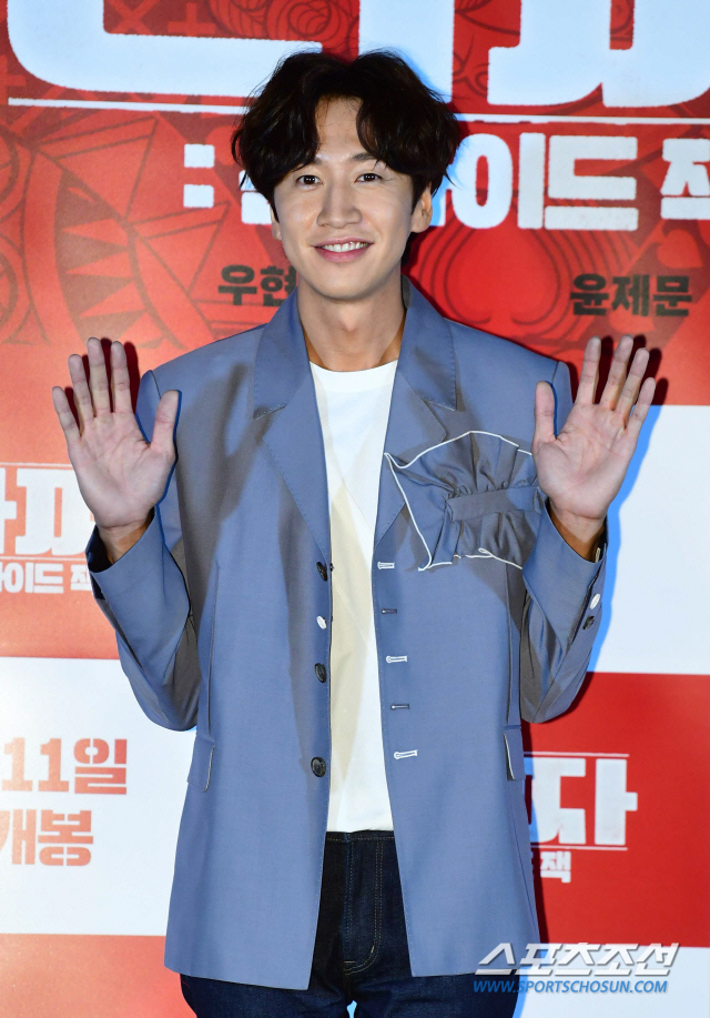 Actor Lee Kwang-soo will be seen on Running Man recording for a while in a car accident.News of the traffic accident and injuries of Lee Kwang-soo was announced in an earlier report.A broadcasting official said, Due to injuries, it is unlikely that we will be able to shoot Running Man for the time being.Once surgery and recovery are the priority, it is expected to decide when to join the shooting after watching the recovery. Meanwhile, Lee Kwang-soo was well received by audiences last year for My Special Brother and Taja: One Eyed Jack.He starred in the reality disaster movie Sink Hall which is released this year.He has been active in the longevity entertainment Running Man and has been nicknamed Prince of Asia and has gained great popularity throughout Asia.Hello, King Kong by Starship.Lee Kwang-soo, who was on his way to a private schedule on Saturday afternoon, was in contact with a Signal video vehicle.A close examination at a nearby hospital led to a diagnosis of a right ankle fracture, and Lee Kwang-soo is currently undergoing hospitalization procedures.I would like to ask you to understand that the schedule scheduled for this is inevitably not available, and I will continue to watch the progress for the time being and concentrate on treatment for recovery.