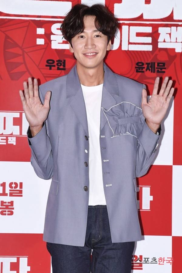Actor Lee Kwang-soo suffered an ankle injury with an Acid.Lee Kwang-soo, a member of the Starship Entertainment, said, Lee Kwang-soo, who was on his personal schedule on the afternoon of the 15th, was in contact with a signal violation vehicle.According to his agency, Lee Kwang-soo conducted a close examination at a nearby hospital after the accident at the time, and was diagnosed with a right ankle fracture; he is currently undergoing hospitalization procedures and is in treatment.Lee Kwang-soo was not able to join the planned SBS Running Man shooting.I would like to ask you to understand that you have been unable to attend the schedule inevitably. We will continue to watch the progress for the time being and concentrate on treatment for recovery, the agency said.Lee Kwang-soo is set to release the film Sinkhole (Gase).Hello, King Kong by Starship.Lee Kwang-soo, who was on his way to a private schedule on Saturday afternoon, was in contact with a signal violation vehicle.A close examination at a nearby hospital led to a diagnosis of a right ankle fracture, and Lee Kwang-soo is currently undergoing hospitalization procedures.I would like to ask you to understand that the schedule scheduled for this is inevitably not available, and I will continue to watch the progress for the time being and concentrate on treatment for recovery.
