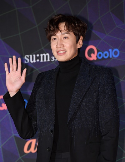 Actor Lee Kwang-soo was AcidedLee Kwang-soo, who was on his personal schedule on the afternoon of the 15th, was in contact with a signal violation vehicle, said Starship Entertainment, a subsidiary company on the 18th. As a result of a close examination at a nearby hospital, I was diagnosed with a right ankle fracture. Lee Kwang-soo did not participate in the SBS entertainment program Running Man which was scheduled for this day.Running Man said, Lee Kwang-soo will not attend the Running Man recording for the time being because of the Acid, and his agency also said, I would like to ask you to understand that you have not been able to attend the scheduled schedule inevitably.We will continue to watch the progress for the time being and concentrate on treatment for recovery. Lee Kwang-soo is a member of Running Man and is about to release the film Sinkhall (Gase).