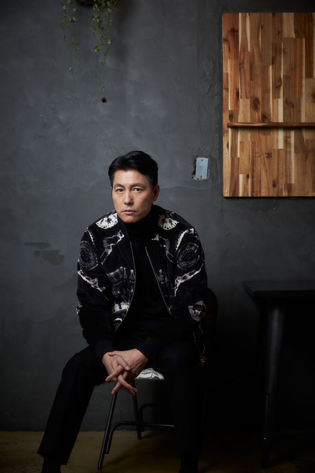 Jung Woo-sung is one of the top actors in the appearance rankings in Chungmuro ​​where beautiful men are overflowing.This actor, who became an icon of youth with the movie Bit (1997), shines when he does not play a colorful and cool role.In the movie Shoot Dog (2003), he turned into a rural young man who seemed to be a little short, widened his acting stride, and became a position by Acting a special police officer (Inland) full of scars on his face.The Tae-Young of the movie The Animals (director Kim Yong-hoon) which will be released on the 19th also contradicts Jung Woo-sungs fixed image.Tae-Young, an employee at the immigration office at Pyeongtaek Port, is a troubled figure because of her lover Michelle Chen (Jeon Do-yeon).Michelle Chen has disappeared after borrowing a large amount of Ushijima the Loan Shark as a guarantor for Tae-Young.Tai-Young tries to pay hundreds of millions of won even if he is cheating, but the plan is twisted and twisted.In a movie where cold humor and suspense coexist, 7 percent of laughter is handled by Tae-Young, who is both dapper and clunky.The stories about money bags are short, but they are intense and dense, and I thought that if the role of Tae-Young keeps pace, a good movie will come out, said Jung Woo-sung, who recently met at a cafe in Samcheong-dong, Seoul.The characters of the beasts who want to catch even the straw are thrown into desperate situations as the title suggests, and follow the desire of money.The hide-and-seek that Tae-Young and Michelle Chen, Ushijima the Loan Shark vendor Park (Jung Man-sik), and Sauna shop staff (Bae Sung-woo) are making over money bags is interesting.Like the characters in the movie, Jung Woo-sung had a time when he wanted to catch straws. He recalled the time as a scene of the movie, saying, When I dropped out of high school in the first semester of high school.I took a bus home with my mother, who was bowing like a sinner in the office, and then I got off at Sinsa-dong, leaving my mother who burst into tears and I jumped into the world.Ive been looking for bed for years, and Ive been looking for a place where I can be, and I think Ive had a vague hope.Jung Woo-sung is filming his feature film directors debut film, Protector, which will also star in the film, and will star Kim Nam-gil and Park Sung-woong.It is known only as the story of a man who struggles to protect the only person left to him.Im going to be more concerned about character building than action for drama density, he said.We will work with Actor staff to find answers, he said. We will not have to shoot like we talked about it at the shooting site, he added. We are likely to suffer from Actor and staff.The biggest influence of Kim Sung-soo was to be a director, said Jung Woo-sung, who has been preparing for his directors debut since the mid-2000s. It was a great strength to continue encouraging him, saying, Wow, good.Jung Woo-sungs area of activity is beyond Acting and Direction.He founded his longtime friend Actor Lee Jung-jae and the management company Artist Company in 2016 and became a filmmaker with Dont Forget Me.The worlds largest video streaming company (OTT) Netflix is working on the SF thriller drama The Sea of Calm. Last year, it won the Blue Dragon Film Award for Best Actor for Witness.Jung Woo-sung is greedy even when it can not be better because now is not my completion.Life must continue, work must continue, and I must complete myself in the process, so I should not be proud, he said.Its life that could die tomorrow, and even if you die, you work hard without regret, he added. Its not natural that Ive been given to you so far.Its valuable and valuable.