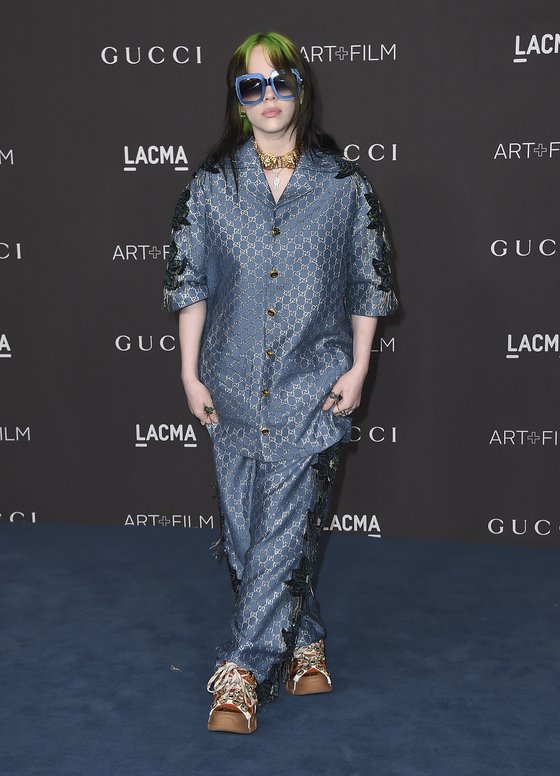 2019년 LACMA 아트 앤 필름 갈라에 모습을 드러낸 빌리 아일리시. 구찌 로고가 프린트된 파자마 스타일의 오버사이즈 슈트를 입고 등장했다. [사진 ap=연합뉴스]