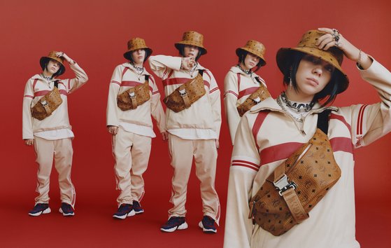 2019년 가을 MCM 캠페인 모델로 등장한 빌리 아일리시. 가방, 의류, 액세서리 전반에 성별의 경계를 없앤 '젠더리스'요소를 담았다. [사진 MCM]