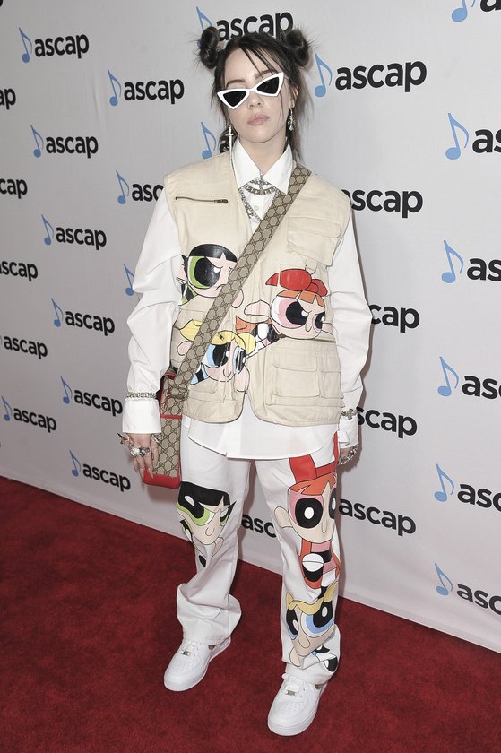 지난해 5월 16일 ASCAP 팝 뮤직 어워드에서 일본 애니메이션 캐릭터가 그려진 재미있는 의상을 입고 등장한 빌리 아일리시. [사진 ap=연합뉴스]