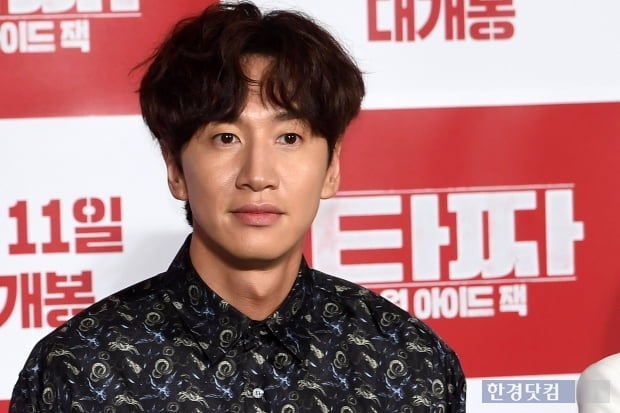 Actor Lee Kwang-soo was in a traffic Accident.Lee Kwang-soo was in contact with a Signal violation vehicle while traveling on his personal schedule on the 15th, said King Kong by Starship on the 18th. I was diagnosed with a right ankle fracture as a result of a close examination at a nearby hospital.Lee Kwang-soo is currently in the process of hospitalization, he added. I have not been able to attend the scheduled schedule.Lee Kwang-soo has been working as a regular member of SBS Running Man. Due to the nature of the program, he has been unable to participate in the leg fracture as he has to continue to run.The agency said, We will watch the progress for the time being and concentrate on treatment for recovery.Meanwhile, Lee Kwang-soo is a model-turned-actress who has played in the entertainments Running Man and You Are the Beginner and has shown charm in various fields such as movies and dramas.Next is the admission specializationHello, King Kong by Starship.Lee Kwang-soo, who was on his way to a personal schedule on the afternoon of the 15th (Saturday), was in contact with a Signal violation vehicle.As a result of a close examination at a nearby hospital, he was diagnosed with a right ankle fracture, and Lee Kwang-soo is currently undergoing hospitalization procedures.I would like to ask you to understand that the schedule scheduled for this is inevitably not available, and I will continue to watch the progress for the time being and concentrate on treatment for recovery.Lee Kwang-soo, traffic Accident vehicle during personal schedule movement, Signal violation movement Running Man recording, inevitable 