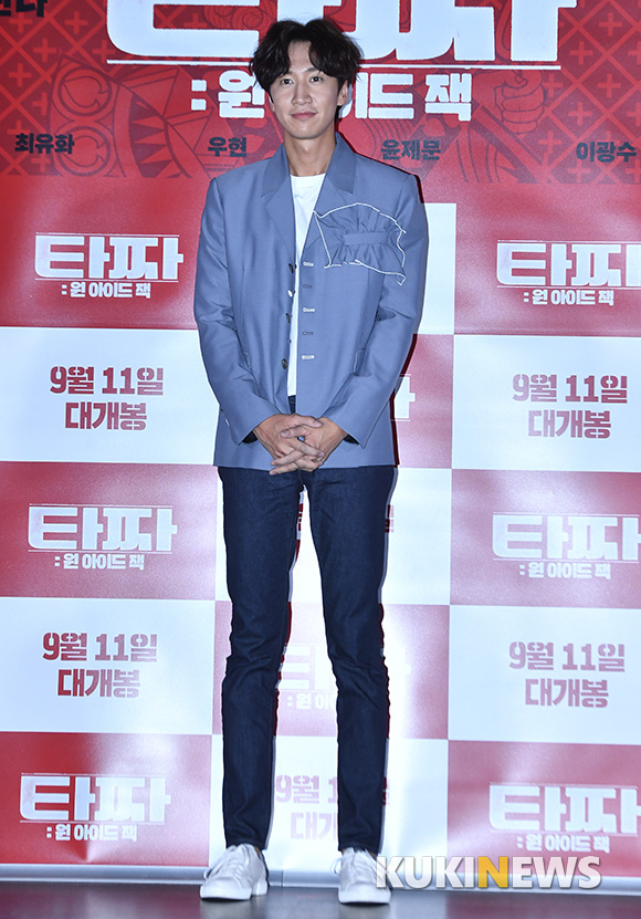 Lee Kwang-soos agency, King Kong by Starship, said on the 18th, Lee Kwang-soo, who was on his personal schedule on the afternoon of the 15th, was in contact with a signal violation vehicle. As a result of a close examination at a nearby hospital, he was diagnosed with a right ankle fracture.I would like to ask you to understand that the scheduled schedule is not inevitably attended, said Lee Kwang-soo, who was scheduled to appear on SBS Running Man. We will continue to focus on the treatment for the recovery.Lee Kwang-soo fractures ankle with Acid...Running Man recording Boycott
