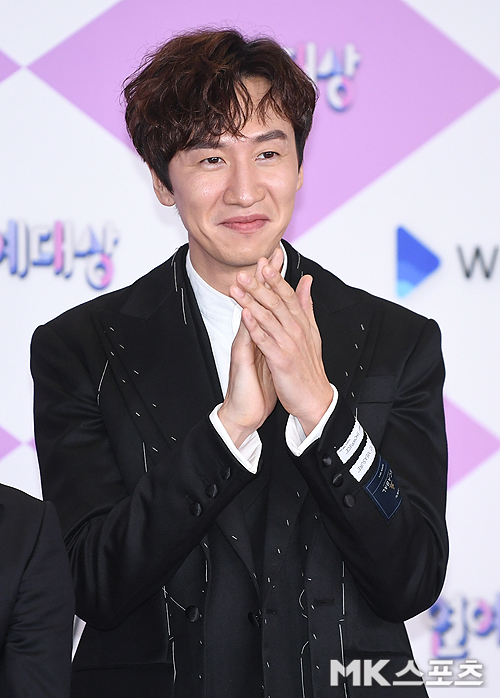 With Actor Lee Kwang-soo fractured as an Acid, participation in the recording of Running Man has become unclear.An SBS official said on the afternoon of the 18th, Lee Kwang-soo was admitted to the Acid and wore Fracture.We will discuss whether to participate in the recording and decide whether to participate in the recording.Earlier, the agency King Kong by Starship announced that Lee Kwang-soo was in contact with a signal violation vehicle while traveling on a personal schedule on the afternoon of the 15th.The scheduled schedule will not be available, and will be devoted to treatment for recovery, watching the progress for the time being.Meanwhile, Running Man, starring Lee Kwang-soo, is broadcast every Sunday at 5 pm.