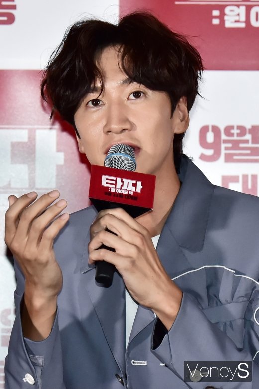 I was diagnosed with a right ankle fracture as a result of a close examination at a nearby hospital, and Lee Kwang-soo is currently undergoing hospitalization procedures and is in treatment, Lee said.Lee Kwang-soo did not participate in the shooting of SBS entertainment program Running Man scheduled for this day.Running Man said, Lee Kwang-soo is not participating in the Running Man recording for a while due to a traffic Accident. He also said, I would like to ask you to understand that I was unable to attend the scheduled schedule.We will continue to watch the progress for the time being and concentrate on treatment for recovery. 