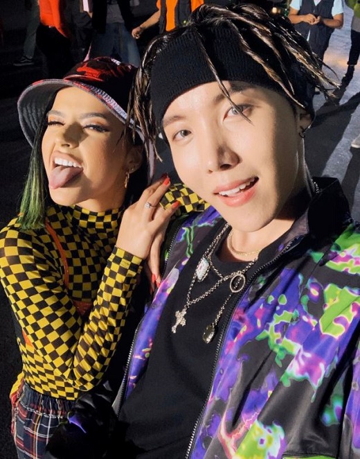 United States of America Singer Becky Z sent a congratulatory message to celebrate the birthday of boy group BTS member J-Hope.Becky Ji posted a picture on her SNS on the afternoon of the 18th (Korea time) with an article entitled Happy birthday to my friend J-Hope! I love you so much and hope you have the best day!In the open photo, Becky Jie is making a humorous look with her hand on J-Hopes shoulder, who is smiling lightly as she gazes at the camera.Meanwhile, Becky and J-Hope released a collaborative sound source Chicken Noodle Soup last September.