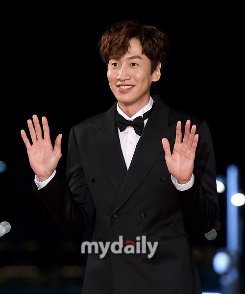 Actor Lee Kwang-soo has been Acided and his schedule is uncertain in the future.SBS officials said on the 18th, Lee Kwang-soo was not able to attend the recording on the day due to the accident.The future participation in the recording will be decided according to the recovery situation, he said. As there are some remaining recordings, Lee Kwang-soo will participate in the broadcast from early March to mid-March.Lee Kwang-soo was hit by a contact accident on a signal violation vehicle on the 15th.We have been diagnosed with a right ankle fracture as a result of a close examination at a nearby hospital, and Lee Kwang-soo is currently undergoing hospitalization procedures and is being treated, the agency said.