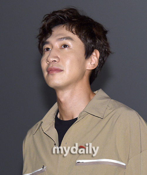 Actor Lee Kwang-soo was involved in a traffic accident and a red light was turned on in future activities.Lee Kwang-soos agency, King Kong BY Starship, said, Lee Kwang-soo, who was on his personal schedule on the afternoon of the 15th, was in contact with a signal violation vehicle. As a result of a close examination at a nearby hospital, he was diagnosed with a right ankle fracture. Lee Kwang-soo is currently undergoing an Admission procedure.The scheduled schedule has been inevitably prevented from attending, he said. We will watch the progress for the time being and concentrate on treatment for recovery.Lee Kwang-soo is currently working on the SBS entertainment program Running Man as a fixed actor.Regarding Lee Kwang-soos participation in the program, SBS officials said on the same day, Lee Kwang-soo was not able to attend the recording on the day due to a traffic accident injury.Regarding whether or not to participate in the recording in the future, it is likely to be decided according to the recovery situation.As there is some remaining recordings, Lee Kwang-soo will participate in the broadcast from early March to mid-March. When the news was announced, the name Lee Kwang-soo was on the real-time search query on various portal sites.Fans left Cheerings words, Lets get back soon, I wish you a rest, I should not have a madman in Running Man and Do well in health care.Meanwhile, Lee Kwang-soo will appear in the movie Sinkhall (Gase), which is scheduled for release this year.
