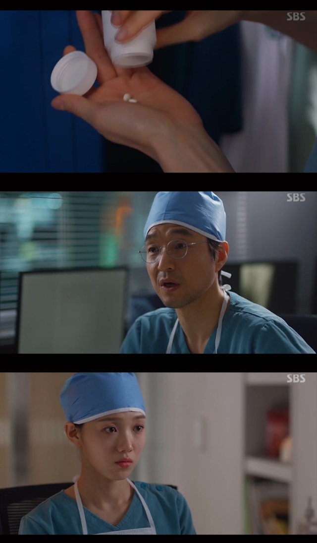 Lee Sung-kyung was alarmed to learn of the surgery-surgical drug Identity.In the 13th episode of SBSs Romantic Doctor Kim Sabu 2 broadcast on February 17 (playplayplay by Kang Eun-kyung/directed by Yoo In-sik) Cha Eun-jae (Lee Sung-kyung) knew about Identity of Surgical Pulse.Cha Eun-jae visited Kim Sa-bu (Han Seok-gyu) and said, Actually, Im out of drugs, and Im the one that gave me the pills for the pungency that you gave me.Kim said, I do not need a prescription, and said that it was a digestive pancreatic, and Cha Eun-jae was surprised that the drug I ate before entering the operating room was a digestive agent?Cha Eun-jae was more devastated by recalling what he felt after the operation at the operating room after taking the surgery drool medicine.When Cha Eun-jae said, However, how can you ... digestive agent? Kim said, I talked to the neuropsychiatry doctor I know well.They say its not a surgery fluke, but a pressure fluke.The pressure to be good is maximized in an enclosed operating room, Kim said. I think Im getting a reaction.You did well and youll continue to do well, Cha said, but he worried about Seo Woo Jin (Ahn Hyo-seop) What do you do now? Seo Woo Jin said, What do you do?You can do what you do. I dont think you believe in digestives.Yoo Gyeong-sang