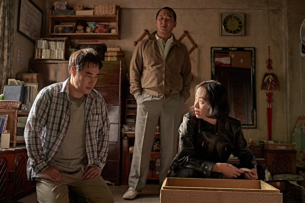 At this point, the beasts who want to catch the straw is the run with the money of Jeon Do-yeon Jung Woo-sung Bae Seong-woo.The Beasts Who Want to Hold the Wrath is a crime scene of ordinary humans planning the worst of their lives to take the last chance of life, the money bag.All the characters are always ready to betray or kill people. So no one can believe it.There is no character that takes up the amount from start to finish. Yet each Actor has a significant presence.Jeon Do-yeon also boldly gave up the one-top lead; it is Jeon Do-yeon, who named the first of the ending credits, but it appears from 50 minutes after the start of the film.This became a number of gods of animals who want to catch even straws like the contemplations Sooyang Grand Army (Lee Jung-jae).You hit first, said Madame Michelle Chen, who is hitting the bottle with a drunken truth.The extraordinary and colorful fashion is impressive, but there is a good reason to see the animals that want to catch even the straw just by the transformation of Jeon Do-yeon, such as a face close to a person and a shark tattoo.Jung Woo-sung, the administrator of Taeyoung Station, took on the most ordinary-looking character of the past, but it is never ordinary when you look closely.It is a so-called hogu after being hit by an old lover Michelle Chen, but there is a surprising reversal for Taeyoung.Bae Seong-woo, who lives in a bad situation with a dementia mother, is also a strange character.Jungman thinks that the sudden money bag is the last opportunity to come to him and dreams of a bath in life.The most important thing is the whereabouts of the billion-dollar Money bag, which looks like a sweet, coveted candy but is like the most dangerous bomb in the world.The main characters hold the Money bag in their hands as if they touch the baton, and who will turn around and go to?People fighting bloody wars to become top predators, but Money bag is not easily caught by anyone.Things twist and twist and twist and turn into a mess, and everyone walks the path of destruction. Humans who become tired and childish because of money.The skit of people blinded by money makes full use of the charm of black comedy.The new director, Kim Yong-hoon, has been talking about chapters and has made a clever development. Time is a little confusing, but understandable.Actors acting synergy, which adds tension to the human instincts that are gathered in a single money bag, and the suction power that makes the audience immerse the story like a puzzle for a moment.bak-beauty