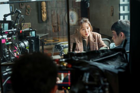 Actor Uhm Ji-won is creating a unique character in the original Worldview.In the TVN New Moon TV drama How (directed by Kim Yong-WAN, the plays association), which was broadcast on February 17, Sung Dong-il, who started to commit evil acts in earnest, and Uhm Ji-won, who demanded How (law) to prevent it, were portrayed.He was confused by the shock that he had participated in the murder, but for a while, when he was killed unfairly because he had a fountain pen lid used by Kim Do-yoon for his magic, he eventually expressed his intention to cooperate with Jung-soo.Kim Yong-WAN, director of the production presentation on the afternoon of the 4th, said, Im Jin-hee is a character who needs a delicate and delicate act.The story came from the beginning that there is no actor like Uhm Ji-won in this role. The writer said, I think that the extended feeling of the image that Uhm Ji-won showed in the movie Scout is Im Jin-hee Character in How. In response, Uhm Ji-won is completing a unique character in the original Worldview with intense but not missing detail.The drama How, which is opening a new horizon of genres through the combination of the magic how (law) that harms people and the indigenous faith in Korea.In the supernatural Universe thriller drawn by veteran production crews of Chungmuro, Uhm Ji-won, who is showing an act that surpasses expectations, adds anticipation to the overwhelming fun that will be presented in the future.Park Su-in
