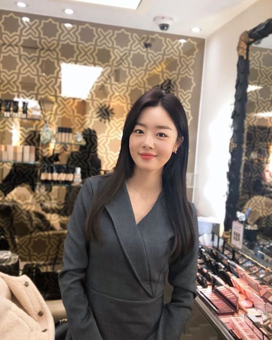 Actor Han Sun-hwa, from Group Secret, showed off her innocent look.Han Sun-hwa posted a picture on his Instagram on February 18.Inside the photo was a picture of Han Sun-hwa in a dark grey dress, with Han Sun-hwa smiling at the camera.Han Sun-hwas white-oak skin and large, clear eyes make her look more beautiful.delay stock