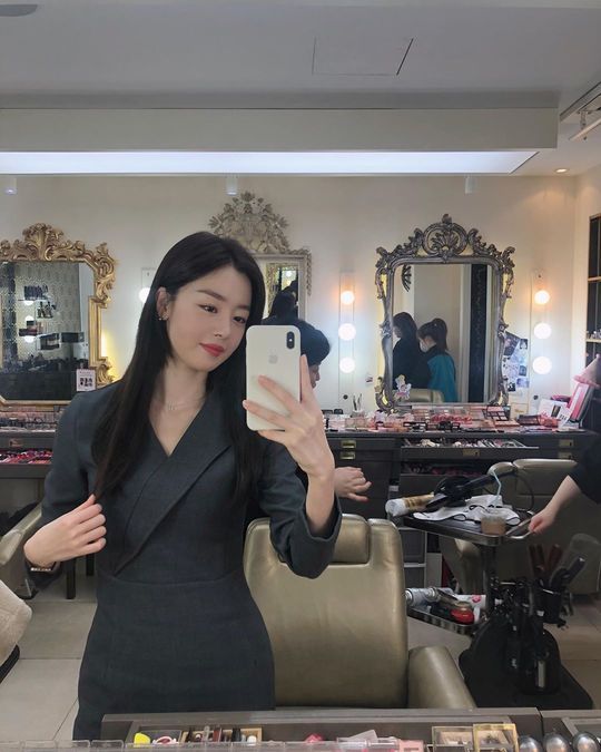 Actor Han Sun-hwa, from Group Secret, showed off her innocent look.Han Sun-hwa posted a picture on his Instagram on February 18.Inside the photo was a picture of Han Sun-hwa in a dark grey dress, with Han Sun-hwa smiling at the camera.Han Sun-hwas white-oak skin and large, clear eyes make her look more beautiful.delay stock
