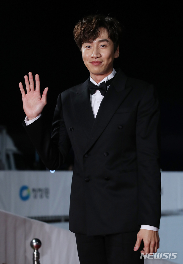 Lee Kwang-soo was in contact with a signal violation vehicle while traveling on a personal schedule on the afternoon of the 15th, said King Kong by Starship. I was diagnosed with a right ankle fracture as a result of a close examination at a nearby hospital.We are currently in the process of hospitalization and are in treatment. Lee Kwang-soo was Boycott on the recording of SBS TV entertainment Running Man.I would like to ask you to understand that you have not been able to attend the scheduled schedule, he said. I will concentrate on the treatment for the time being.Lee Kwang-soo is about to release the movie Sink Pole (director Kim Ji-hoon); the story is about a house set up in 11 years falling into a Sink pole in just one minute.Lee Kwang-soo is divided into a junior Kim Seung-hyun who is trapped in a Sink pole with his boss Park Dong-won (Kim Sung-kyun).