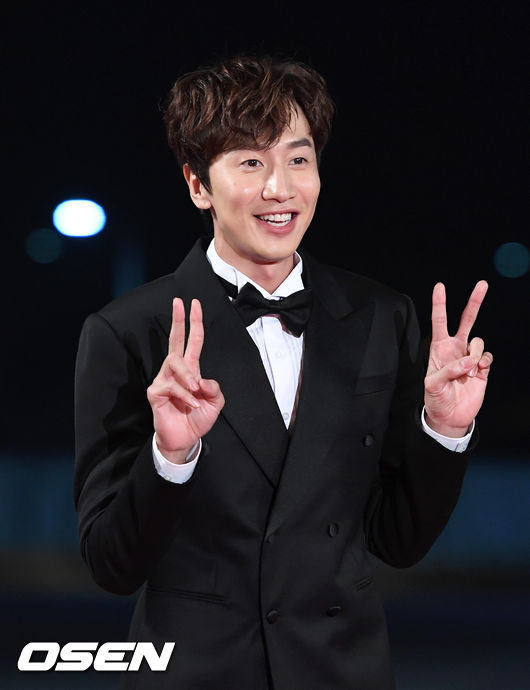 Actor Lee Kwang-soo suffered an ankle fracture injury with an Acid; there were no major injuries other than ankles, but he was Boycott on the Running Man recording for recovery.Lee Kwang-soos Acid and ankle injuries were announced late on the 18th, and he was injured by an ankle injury on the 15th.Lee Kwang-soos agency King Kong by Starship said, Lee Kwang-soo, who was on his personal schedule on the afternoon of the 15th, was contacted by a Signal video vehicle.A close examination at a nearby hospital led to a diagnosis of a right ankle fracture, and Lee Kwang-soo is currently undergoing hospitalization procedures and is being treated.I would like to ask you to understand that the scheduled schedule is inevitably not available, and I will continue to focus on the treatment for recovery for the time being. King Kong also said, Lee Kwang-soo was Acided by a Signal violation vehicle last weekend, but fortunately there were no major injuries other than ankle fractures.Today (18th) he underwent surgery to treat ankle fractures and will be treated in hospital until his recovery and will watch the progress.SBS entertainment program Running Man which is appearing after discussion with the production team, Boycott was recorded today.I will return to the filming after watching the recovery trend. On the same day, SBS officials also said in a telephone conversation, Lee Kwang-soo was Boycott on the recording of Running Man today due to Acid and ankle injuries.As the health of the performers is the top priority, we plan to coordinate the recording after curing. However, the official predicted that the amount of recordings that do not appear in Running Man and Lee Kwang-soo will not be long.An SBS official said, Fortunately, the production team of Running Man has a lot of recordings.The amount of broadcasting was secured until March, Lee Kwang-soo said. Today, Lee Kwang-soo was inevitably scheduled to broadcast the Boycott recording in March.Even in the past, Running Man recordings were not conducted every week, and recordings were performed every other week or at a certain gap depending on the amount of shooting.The current recording schedule is also large because the existing shooting volume is so large that the schedule has not been set since today. There is a possibility that if the next recording is relaxed according to the recovery of Lee Kwang-soo,We will coordinate the health of the performers with the top priority. Lee Kwang-soo is an Actor who made his debut as a model in 2007.In 2008, a CF showed a strong charm of personality, gathered topics, and appeared on MBC sitcom High Kick through the Roof.In addition, MBC drama The Goddess of Fire to the mad prince Imhae station, SBS drama Its okay, Im Love to the youth Park Soo-kwang suffering from Tourette syndrome showed stable performance and was recognized for acting ability.In particular, he has appeared in Running Man since 2010, and with the popularity of the program, he has impressed Korean fans with his presence as Asian Prince.Lee Kwang-soo, who has been keeping Running Man as a member of the first year, is raising the voice of domestic and foreign fans who are Running Man listeners to his injuries.Attention is focusing on whether Lee Kwang-soo will be able to return to the program after a quick recovery.The following is the official position of King Kongs Lee Kwang-soo Acid.Hello, King Kong by Starship.Lee Kwang-soo, who was on his way to a private schedule on Saturday afternoon, was in contact with a Signal video vehicle.A close examination at a nearby hospital led to a diagnosis of a right ankle fracture, and Lee Kwang-soo is currently undergoing hospitalization procedures.I would like to ask you to understand that the schedule scheduled for this is inevitably not available, and I will continue to watch the progress for the time being and concentrate on treatment for recovery.