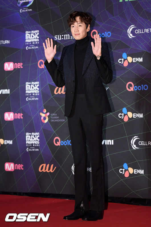 Actor Lee Kwang-soo suffered an ankle fracture injury with an Acid; there were no major injuries other than ankles, but he was Boycott on the Running Man recording for recovery.Lee Kwang-soos Acid and ankle injuries were announced late on the 18th, and he was injured by an ankle injury on the 15th.Lee Kwang-soos agency King Kong by Starship said, Lee Kwang-soo, who was on his personal schedule on the afternoon of the 15th, was contacted by a Signal video vehicle.A close examination at a nearby hospital led to a diagnosis of a right ankle fracture, and Lee Kwang-soo is currently undergoing hospitalization procedures and is being treated.I would like to ask you to understand that the scheduled schedule is inevitably not available, and I will continue to focus on the treatment for recovery for the time being. King Kong also said, Lee Kwang-soo was Acided by a Signal violation vehicle last weekend, but fortunately there were no major injuries other than ankle fractures.Today (18th) he underwent surgery to treat ankle fractures and will be treated in hospital until his recovery and will watch the progress.SBS entertainment program Running Man which is appearing after discussion with the production team, Boycott was recorded today.I will return to the filming after watching the recovery trend. On the same day, SBS officials also said in a telephone conversation, Lee Kwang-soo was Boycott on the recording of Running Man today due to Acid and ankle injuries.As the health of the performers is the top priority, we plan to coordinate the recording after curing. However, the official predicted that the amount of recordings that do not appear in Running Man and Lee Kwang-soo will not be long.An SBS official said, Fortunately, the production team of Running Man has a lot of recordings.The amount of broadcasting was secured until March, Lee Kwang-soo said. Today, Lee Kwang-soo was inevitably scheduled to broadcast the Boycott recording in March.Even in the past, Running Man recordings were not conducted every week, and recordings were performed every other week or at a certain gap depending on the amount of shooting.The current recording schedule is also large because the existing shooting volume is so large that the schedule has not been set since today. There is a possibility that if the next recording is relaxed according to the recovery of Lee Kwang-soo,We will coordinate the health of the performers with the top priority. Lee Kwang-soo is an Actor who made his debut as a model in 2007.In 2008, a CF showed a strong charm of personality, gathered topics, and appeared on MBC sitcom High Kick through the Roof.In addition, MBC drama The Goddess of Fire to the mad prince Imhae station, SBS drama Its okay, Im Love to the youth Park Soo-kwang suffering from Tourette syndrome showed stable performance and was recognized for acting ability.In particular, he has appeared in Running Man since 2010, and with the popularity of the program, he has impressed Korean fans with his presence as Asian Prince.Lee Kwang-soo, who has been keeping Running Man as a member of the first year, is raising the voice of domestic and foreign fans who are Running Man listeners to his injuries.Attention is focusing on whether Lee Kwang-soo will be able to return to the program after a quick recovery.The following is the official position of King Kongs Lee Kwang-soo Acid.Hello, King Kong by Starship.Lee Kwang-soo, who was on his way to a private schedule on Saturday afternoon, was in contact with a Signal video vehicle.A close examination at a nearby hospital led to a diagnosis of a right ankle fracture, and Lee Kwang-soo is currently undergoing hospitalization procedures.I would like to ask you to understand that the schedule scheduled for this is inevitably not available, and I will continue to watch the progress for the time being and concentrate on treatment for recovery.
