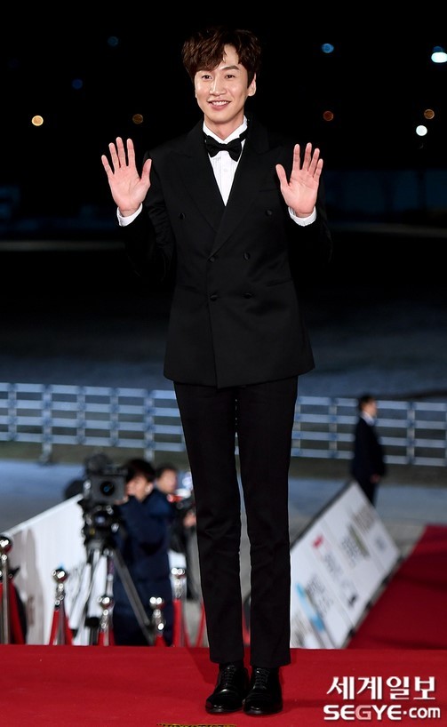 Lee Kwang-soo, who was on his personal schedule on the 15th, was in contact with a Signal vision vehicle, said Actor Lee Kwang-soos agency, King Kong by-Starship, in an official press release on Wednesday. As a result of a close examination at a nearby hospital, he was diagnosed with a right ankle fracture, and Lee Kwang-soo is currently undergoing hospitalization procedures and is being treated.I would like to ask you to understand that the scheduled schedule is inevitably not allowed to attend, he added. We will continue to watch the progress for the time being and concentrate on treatment for recovery.Lee Kwang-soo was scheduled to shoot SBS entertainment program Running Man.Meanwhile, Running Man, starring Lee Kwang-soo, is SBS representative entertainment program that has been broadcast for 10 years since 2010.
