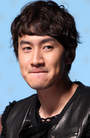 News has emerged that Actor Lee Kwang-soo has been Acided.Lee Kwang-soo, a member of Lee Kwang-soos agency, said, Lee Kwang-soo, who was on his personal schedule on the afternoon of the 15th, was in contact with a Signal video vehicle.Lee Kwang-soo said, We have been diagnosed with a right ankle fracture as a result of a close examination at a nearby hospital, and Lee Kwang-soo is currently undergoing hospitalization procedures and is being treated.Lee Kwang-soos schedule was also on alert. Lee Kwang-soo failed to attend the scheduled SBS Running Man filming.Lee Kwang-soo is being Actient and will be Boycott for the time being on the recording of Running Man, the Running Man said.I would like to ask you to understand that you are not inevitably allowed to attend the scheduled schedule, the agency said. We will be watching the progress for a while and will concentrate on the treatment for recovery.Meanwhile, Lee Kwang-soo is an actor from the model who appeared in MBC High Kick through the Roof, SBS Its okay, Im Love, tvN Dee My Friends and Live.He has been active in SBS entertainment program Running Man for 10 years and is about to release the movie Sink Hall (Gase).