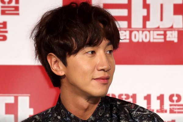 SBS Running Man production team, starring Lee Kwang-soo, announced its official position while Actor Lee Kwang-soo was Acid.The production team of Running Man said on the 18th, Lee Kwang-soo was exposed to Acid and Boycott was on the recording of Running Man today.Were not sure about the schedule, and well decide after we discuss it with our agency, he said.I would like to ask you to understand that the scheduled schedule is inevitably not available, and we will be watching the progress for a while and concentrating on the treatment for recovery, he said.