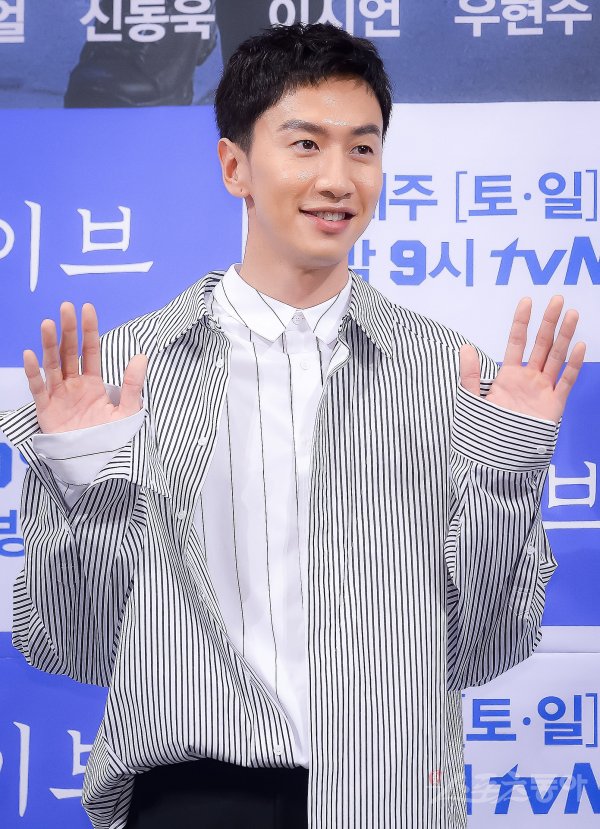 Actor Lee Kwang-soo is suspended from activity after being Acided.Lee Kwang-soo, who was on his personal schedule on the afternoon of the 15th, was contacted by a Signal video vehicle, said King Kong by Starship, a subsidiary company.A close examination at a nearby hospital showed that he was diagnosed with a right ankle fracture, and Lee Kwang-soo is currently undergoing hospitalization procedures and is being treated. I would like to ask you to understand that the scheduled schedule is inevitably not available, and we will be watching the progress for a while and concentrating on the treatment for recovery, he said.Currently, Lee Kwang-soo is in hospital after undergoing ankle surgery, and his agency plans to cancel or delay the schedule for a while until Lee Kwang-soo is fully recovered.Fortunately, as the Running Man recording schedule is available, the production team is also planning to coordinate the schedule for Lee Kwang-soos return with their agency separately.Hello, King Kong by Starship.Lee Kwang-soo, who was on his way to a private schedule on Saturday afternoon, was in contact with a Signal video vehicle.A close examination at a nearby hospital led to a diagnosis of a right ankle fracture, and Lee Kwang-soo is currently undergoing hospitalization procedures.I would like to ask you to understand that the schedule scheduled for this is inevitably not available, and I will continue to watch the progress for the time being and concentrate on treatment for recovery.