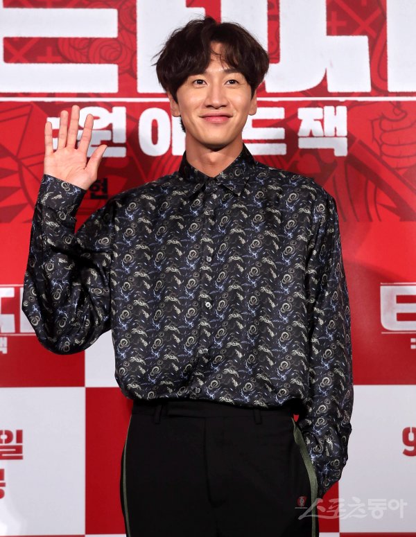 Actor Lee Kwang-soo is suspended from activity after being Acided.Lee Kwang-soo, who was on his personal schedule on the afternoon of the 15th, was contacted by a Signal video vehicle, said King Kong by Starship, a subsidiary company.A close examination at a nearby hospital showed that he was diagnosed with a right ankle fracture, and Lee Kwang-soo is currently undergoing hospitalization procedures and is being treated. I would like to ask you to understand that the scheduled schedule is inevitably not available, and we will be watching the progress for a while and concentrating on the treatment for recovery, he said.Currently, Lee Kwang-soo is in hospital after undergoing ankle surgery, and his agency plans to cancel or delay the schedule for a while until Lee Kwang-soo is fully recovered.Fortunately, as the Running Man recording schedule is available, the production team is also planning to coordinate the schedule for Lee Kwang-soos return with their agency separately.Hello, King Kong by Starship.Lee Kwang-soo, who was on his way to a private schedule on Saturday afternoon, was in contact with a Signal video vehicle.A close examination at a nearby hospital led to a diagnosis of a right ankle fracture, and Lee Kwang-soo is currently undergoing hospitalization procedures.I would like to ask you to understand that the schedule scheduled for this is inevitably not available, and I will continue to watch the progress for the time being and concentrate on treatment for recovery.