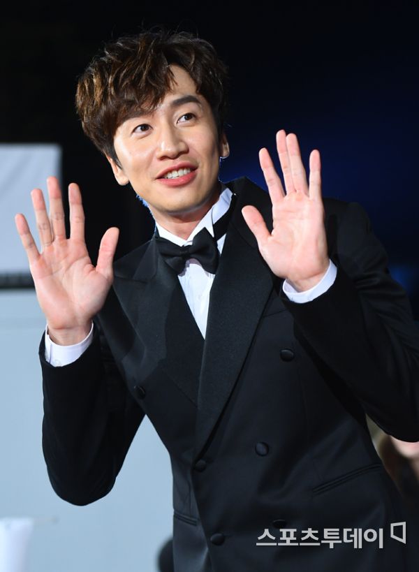 Actor Lee Kwang-soo was seen as an Acid and Boycott on Running Man recording.On the 18th, an official of SBS entertainment program Running Man said, Lee Kwang-soo was exposed to Acid and Boycott was recorded today.There is no decision on the recording in the future. We will see the recovery situation and plan to discuss it with our agency.Lee Kwang-soo was in contact with a signal violation vehicle, according to his agency King Kong by Starship.Lee Kwang-soo is currently being diagnosed with a right ankle fracture and is undergoing hospitalization.Lee Kwang-soo, who has not attended the scheduled schedule, will concentrate on treatment for recovery for the time being.