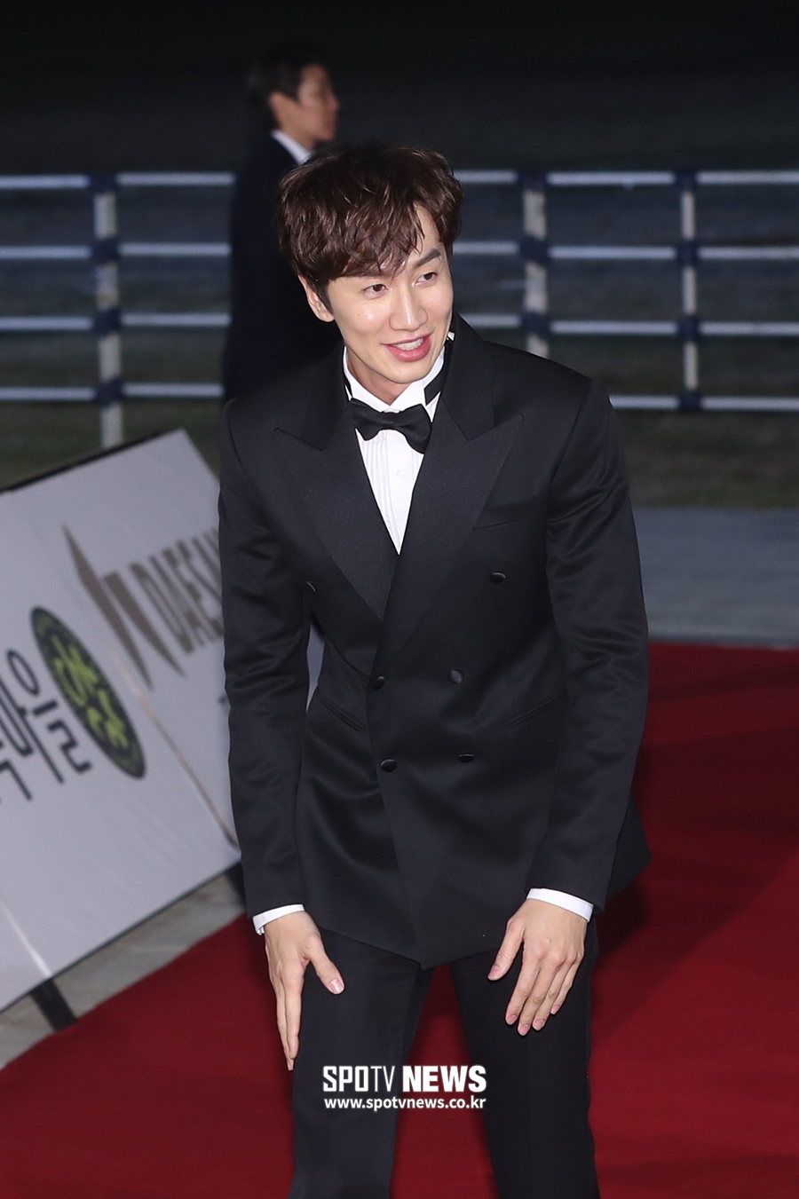 Actor Lee Kwang-soo is expected to miss the program recording scheduled for shooting SBS Running Man after winning the ankle Fracture award last weekend due to a traffic accident.Lee Kwang-soos agency King Kong by Starship said on the 18th, Lee Kwang-soo, who was on his personal schedule on the afternoon of the 15th, was in contact with a signal violation vehicle.We have been diagnosed with right ankle fracture as a result of a close examination at a nearby hospital, and Lee Kwang-soo is currently undergoing hospitalization procedures and is being treated.The agency said, I would like to ask you to understand that the scheduled schedule is inevitably not available, and I will continue to watch the progress for the time being and concentrate on treatment for recovery.Next up is Lee Kwang-soos admission special.Hello, King Kong by Starship.Lee Kwang-soo, who was on his way to a private schedule on Saturday afternoon, was in contact with a signal violation vehicle.A close examination at a nearby hospital led to a diagnosis of a right ankle fracture, and Lee Kwang-soo is currently undergoing hospitalization procedures.I would like to ask you to understand that the schedule scheduled for this is inevitably not available, and I will continue to watch the progress for the time being and concentrate on treatment for recovery.=