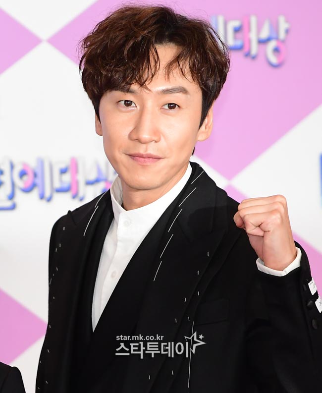 Lee Kwang-soo, who wore ankle Fracture as Acident, was Boycott on the Running Man recording.On the 18th, SBS entertainment program Running Man said to the daily economy, Lee Kwang-soo was seen to record today due to the accident.The next recording will be discussed with the agency according to the speed of Lee Kwang-soos recovery. The next recording of Running Man is scheduled for March.Lee Kwang-soo, a member of the company, King Kong by Starship, said, Lee Kwang-soo, who was on his personal schedule on the afternoon of the 15th, was in contact with a signal violation vehicle.I was diagnosed with right ankle fracture as a result of a close examination at a nearby hospital, and Lee Kwang-soo is currently undergoing hospitalization procedures and is being treated.We will be watching the progress for a while and committed to the treatment for recovery, he added.Meanwhile, Lee Kwang-soo is about to release the real-life disaster movie Sink Hall.