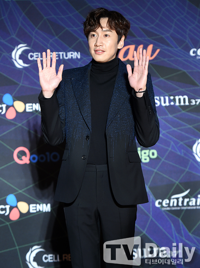Actor Lee Kwang-soo has been Boycott on the Running Man recording due to injury.SBS entertainment program Running Man said on the afternoon of the 18th, Lee Kwang-soo was injured in a traffic accident and could not attend the recording today.We still have a lot of time to record the next recording, so we will decide whether to shoot later after checking Lee Kwang-soos condition. Lee Kwang-soos agency, King Kong by Starship, also said on the same day, Lee Kwang-soo was in contact with a signal violation vehicle while on his personal schedule on the afternoon of the 15th.As a result of a close examination at a nearby hospital, he was diagnosed with a right ankle fracture, and he is currently undergoing hospitalization procedures. I would like to ask you to understand that you have not been able to attend the scheduled schedule, and for the time being, you will concentrate on treatment for recovery.Meanwhile, Lee Kwang-soo has been showing off his unique entertainment sense for about 10 years since the first Running Man in 2010.In recent years, it has become very popular throughout Asia with the nickname Prince of Asia.
