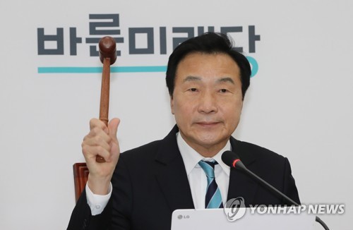 의사봉 두드리는 손학규 대표 (서울=연합뉴스) 하사헌 기자 = 바른미래당 손학규 대표가 14일 오전 서울 여의도 국회에서 열린 최고위원회의에서 의사봉을 두드리고 있다. 2020.2.14 toadboy@yna.co.kr
