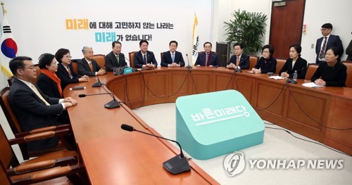 의원총회서 발언하는 박주선 (서울=연합뉴스) 김인철 기자 = 바른미래당 박주선 의원(왼쪽 다섯번째)이 18일 오전 국회에서 열린 바른미래당 의원총회에서 발언하고 있다. 2020.2.18 yatoya@yna.co.kr