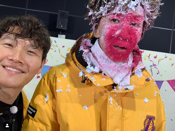 Kim Jong-kook celebrated Lee Kwang-soos birthday in a Running Man way, which temporarily suspended all activities due to an ankle injury.Kim Jong-kook posted a picture on his personal SNS on the 19th with an article entitled Gwangsu is better and better ~ get well soon! Miss u bratha.In the public photos, there is a picture of Lee Kwang-soo, who was attacked by cake at the shooting site of Running Man.Running Man members have shown Haha on their birthdays, posting photos of their past humiliation.It is an expression of the sticky friendship of Running Man which has been going on for 10 years.Lee Kwang-soo was absent from the Running Man shooting on the 15th when he was injured by an Acid and injured his ankle on the 18th.A broadcasting official said, Due to injuries, I will not be able to shoot Running Man for the time being.Once surgery and recovery are the priority, it is expected to decide when to join the shooting after watching the recovery. It is true that I was Acident last week, but fortunately it is not a major injury, said an official at King Kong Entertainment. We will concentrate on restoring the ankle.Meanwhile, Lee Kwang-soo was well received by audiences last year for My Special Brother and Taja: One Eyed Jack.He starred in the reality disaster movie Sink Hall which is released this year.He is active in the longevity entertainment Running Man, which is appearing regularly, and has a nickname of Prince of Asia and has a high reputation abroad.