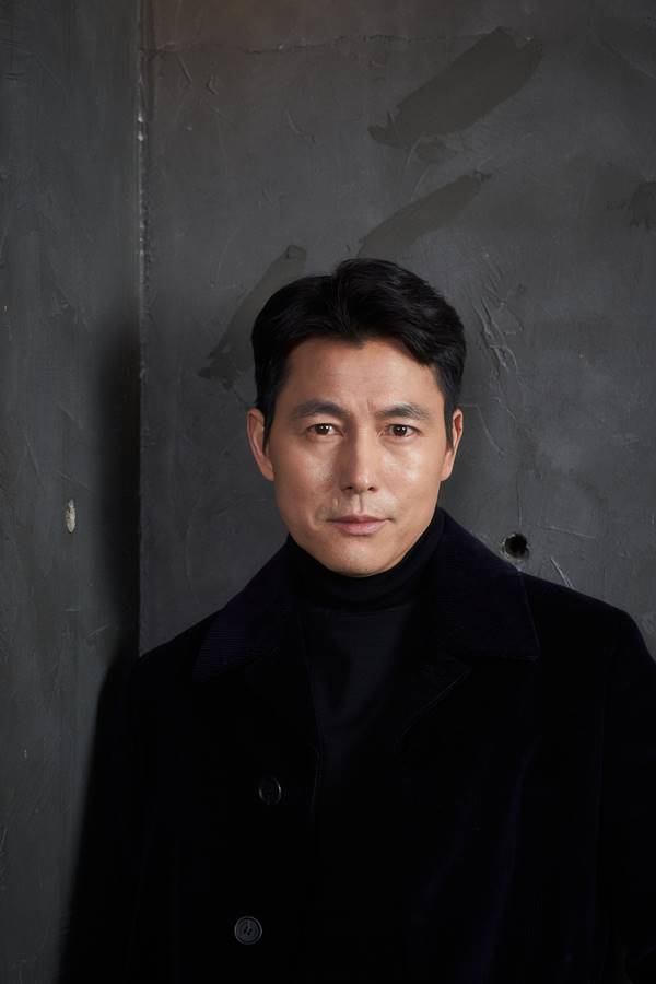 Actor Jung Woo-sung has changed 180 degrees: perfect charisma is a dull, light-spoken plan, a lukewarm gesture.There is no Jung Woo-sung we knew in the movie The Animals We Want to Hold the Jeep (hereinafter referred to as Jeep). So I wondered more.What happened to Jung Woo-sung?The straw depicted a crime scene of ordinary humans planning the worst of the worst to take the money bag, the last chance of life.The film captures the worst Choices and the results of extremely ordinary people, such as the most shaken, civil servants, and housewives whose families have collapsed, to escape from desperate situations with sophisticated touch.Jung Woo-sung played the role of Tai-Young, an immigration officer who fell into the swamp of Hantang because of his lover who left a large amount of debt in his future.I was thinking about where and how to hit it because its not a Tae-Young-led movie.I dont think Im the one whos like Tae-Young, but Im not the one whos evil. I wanted to make some bitter compassion.So I wanted to be a character that caused a laugh by highlighting the loopholes in Tae-Young, and that loophole seems to be a point to take a break in the story.There are so many desperate stories going on, that Tae-Young is not very personal and family-like, it was a bit of a light character.Tae-Young is passive and indecisive - a strong but not strong figure, too.As director Kim Yong-hoon said, It was fun to get away from the fixed image of Jung Woo-sung that the public thinks. The new discovery of Jung Woo-sung, which pops out of this movie, is also a point of observation.The director was embarrassed at the first shoot, and when Tae-Young was talking to Yeon-hee in the taxi, how embarrassed he was when Jung Woo-sung was just fussing.I was more brave because he was so funny. I guess I was smug. I had expectations or preconceptions.So I designed the Tae-Young with more confidence and calculated it seriously in the overall balance.It was the completion of this character that I was not alone in the movie, but to keep Tae-Youngs mission faithful, and if I did that, Im satisfied enough.Tai-Young, who examines the stay of travelers as an immigration officer, opens a new life for some, but his life is frustrating.The huge debts that must be paid back immediately break down and suppress his daily life.To his tired, limp tie and old, crumpled shirt, Tae-Young was talking about a desperate story with his whole body.Tae-Young didnt need makeup, she doesnt do makeup well, but shes not going to make it anymore, and shes caught up in it, and shes not going to be able to communicate her feelings because of her awkward makeup.If you need a makeup character, it is right to express the human figure that is usually suitable for your age. Especially, in your 40s, it is a big makeup to show the traces of life you have experienced.So I dont make up for makeup, because I think its wise to admit and accept the time youve been through rather than try to win time.Im so frustrated in my time in the shop, but Im not bothered to be honest (laughing).Above all, it is the meeting of Jung Woo-sung and Jeon Do-yeon, two actors called icons of the times, which attract the expectation of the preliminary audience.Jung Woo-sung and Jeon Do-yeon, who debuted as youth stars in the 90s and shook up the contemporary Korean film industry, met their first co-work through Zipuragi.Jung Woo-sung expressed his affection, saying, It was a work that found a good colleague named Jeon Do-yeon.I think we have respect, but I never told you this, but the roles that Mr. Do-yeon (I) played were a little heavy.If you continue to overcome such pain and trials, Actor itself is crushed.I had a wish as a colleague that Do-yeon would like to throw away some of the wounds and burdens he received from playing the characters of the past in this movie, and if I have a chance, I would like to be with him again.Tae-Young, who planned a bath, saying, Do you have money that does not smell in the world? Eventually, Choices of a lifetime.Thanks to the witty portrayal of the ironic situation, the audience is forced to form a consensus on the Choices and feelings of Tae-Young.Jung Woo-sung explained the desperate environment of Tae-Young and recalled his childhood.I dont have Hantangism. Of course, there was a desperate time. I dropped out as a teenager and went out to Body without anything.I did a part-time job, modeled, and couldnt get paid when I didnt know where to stand, and I nevertheless had a vague dream.I dont think I ever wanted to make money, but I dont think I can tell you easily because the desperation of each person is different, but I think there is a certain sense of pride when I believe in myself.It was hard then, but I didnt have to blame it for any other comparison, because its not entirely acceptable and I cant move on.The straw, which was confirmed to be released on February 19, has recently been on the slope.He was awarded the 49th Rotterdam International Film Festival Jury Award and was officially invited to the 34th Swiss Freebourg International Film Festival and was recognized for his work.Now, the situation is waiting for Choices of domestic audiences. Jung Woo-sung called for expectation, saying it is a fun and dense work.Ive been faithful to the title since the scenario, and its focused on people who are more desperate than the Blow-Up surrounding the money bag.When I see a movie, I do not explain my story, but it shows me densely.If we were going to make a more sensational, more easy-to-look movie, we could have focused on the struggle of humans obsessed with Blow-Up, but the Zippur shows the story in a dense way.Thats a very good composition, please look forward to it.