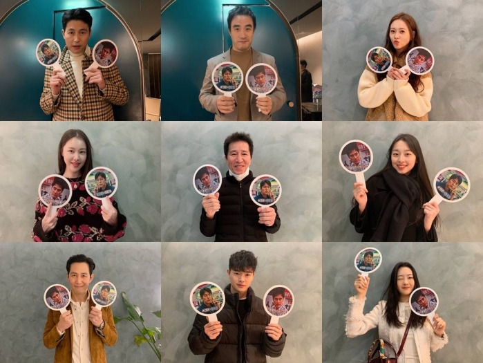 Actors from the artist company have launched a support shoot for the movie Beasts who want to catch straw starring Jung Woo-sung and Bae Seong-woo.Go Ah-ra, Kim Ye-won, Lee Soo-min, Shin Jung-geun, Lee Jung-jae, Jang Dong-ju and Jo Hyun came out for the Beasts Who Want to Hold a Jeep released on the 19th (Today)I did not spare my support.Especially, the two shots of Jung Woo-sung and Bae Seong-woo who appeared in the movie, as well as the witty, cheerful Celebratory photo from Go Ah-ra to Lee Jung-jaeto capture the attention of the eye.On the other hand, Jung Woo-sung in The Animals Who Want to Hold the Spray takes on the most passive and indecisive character of the character who has been acting as Taeyoung, who is suffering from debt debt due to his lover who has disappeared, and has been in the swamp of Hantang.Bae Seong-woo will play the role of the most difficult family member, and will stimulate the sympathy and curiosity of the audience with the most realistic character, and will increase the immersion of the drama.