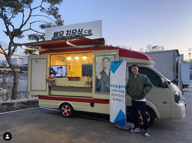 Actor Park Seo-joon gave a snack car to Choi Woo-shik, his best friend, and expressed his gratitude.Park said on his 18th day, I felt his current momentum on the The Closet. I should be like him.Thank you for your caring, and posted a picture.In the open photo, Park is smiling brightly next to a snack car sent by Choi Woo-shik.On the snack car, there is a phrase Actor Choi Woo-shik Dream in front of it, and Itaewon Class Staff members have a The Closet saying, Please eat delicious and cheer up.Choi Woo-shik left a heart emoticon in this post and showed off the friendship of the two.On the other hand, Park Seo-joon is currently appearing in the JTBC drama Itaewon Clath as the main character Park Sae-roi.Itaewon Clath, which was first broadcast on the 31st of last month, recorded the highest audience rating of the first JTBC drama, and has been loved by viewers since the audience rating has risen.Choi Woo-shik, who played the role of the star of the movie parasite in the Academys four-game series, meets the audience with the movie Hunting Time released on the 26th.
